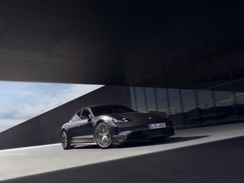 Sporty, elegant look and high-quality equipment at an attractive price: The new Taycan and Cayenne Black Edition models