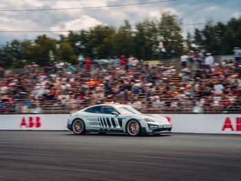 Expressive appearance: the new Porsche 99X Electric