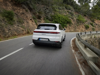 Porsche presents third E-Hybrid variant of the Cayenne
