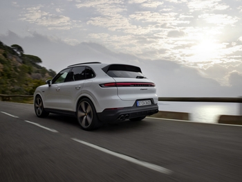 Porsche presents third E-Hybrid variant of the Cayenne