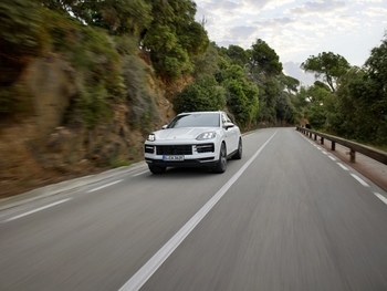 Porsche presents third E-Hybrid variant of the Cayenne