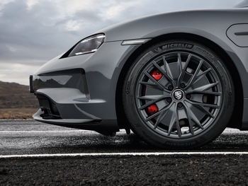 Three new models: Porsche rounds off the second Taycan generation