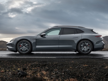 Three new models: Porsche rounds off the second Taycan generation